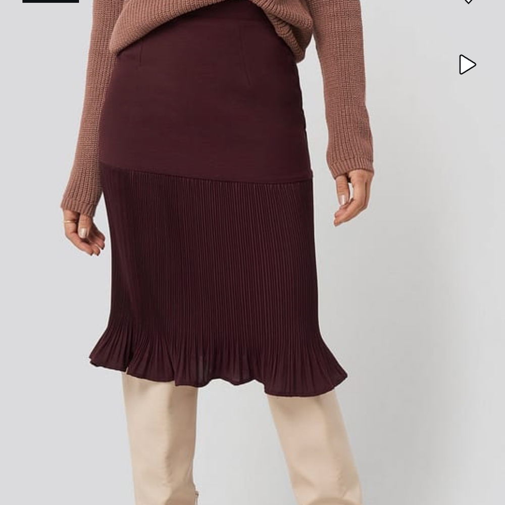 Elegant Burgundy Pleated Skirt